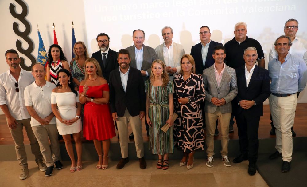 Mazón destaca «el consens» per a ordenar «amb rigor, equilibri i seguretat» les vivendes turístiques