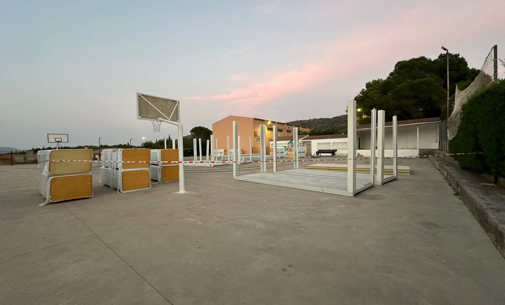Comença el muntatge de les aules prefabricades de Tírig mentres dure la reforma del col·legi