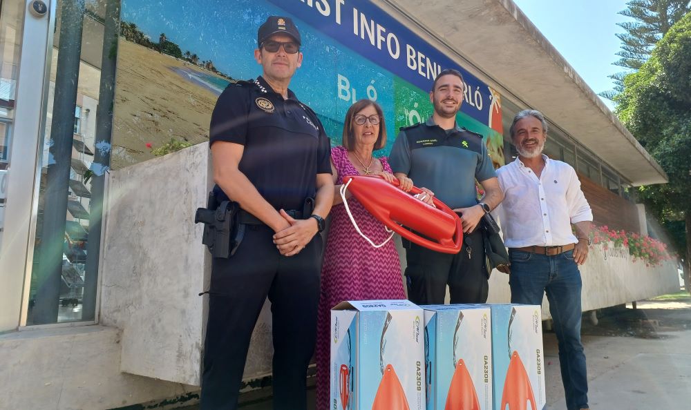 Benicarló reforça la seguretat a les platges amb l’entrega de salvavides a la Guàrdia Civil