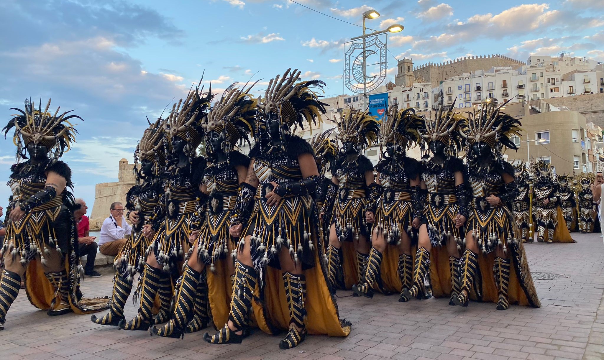 Peníscola ha posat el colofó final a la Festa Mora i Cristiana amb la desfilada d'Eixida de la fortalesa