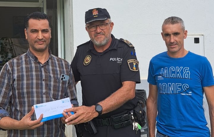 La Policia Local d'Alcalà-Alcossebre lliura al seu propietari 3.970 euros extraviats en un caixer