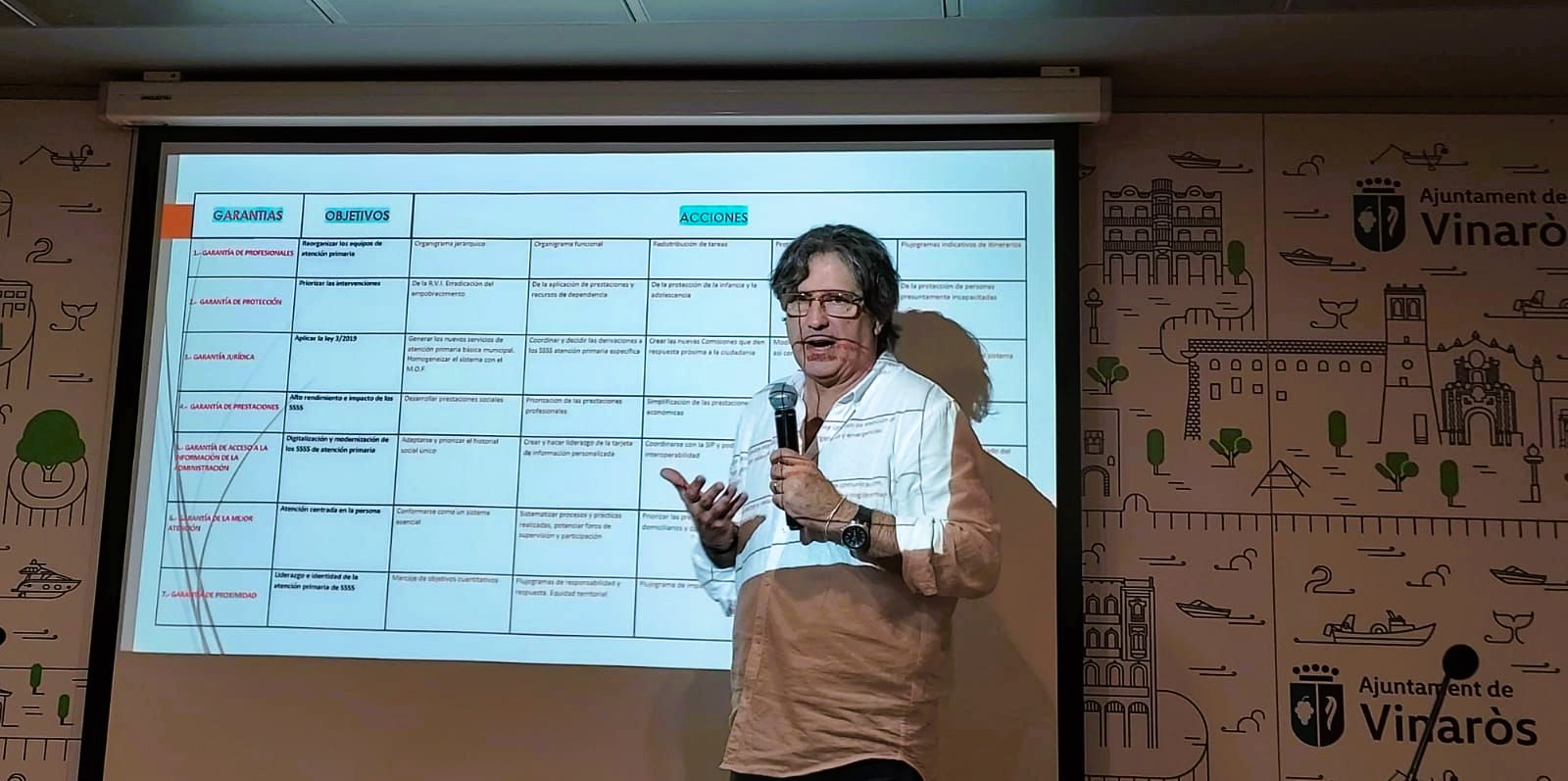 Els professionals d’Atenció Primària i Específica reben formació sobre el nou model de serveis socials