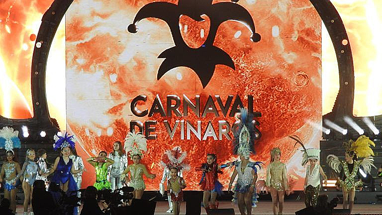 El Carnaval de Vinaròs brilla amb la Gala Infantil i l'espectacular nit Drag