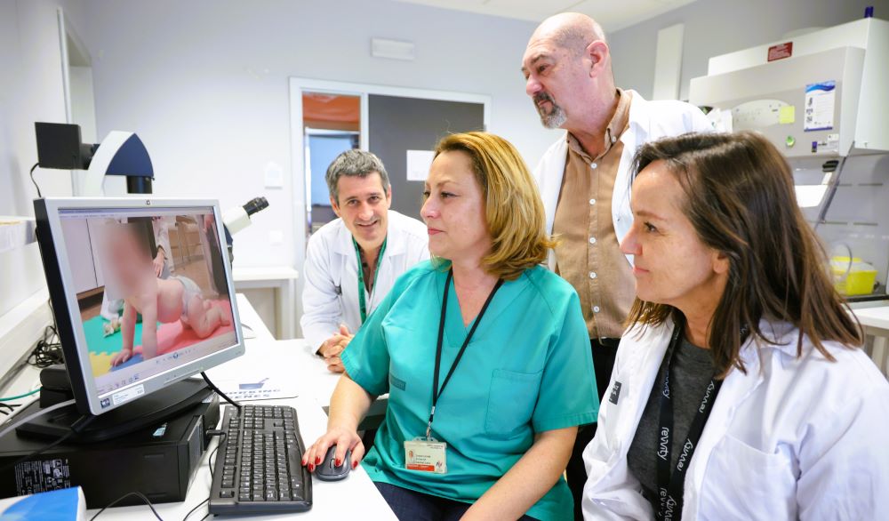 Dos bebés diagnosticats en La Fe reben un tractament oral que bloqueja una greu malaltia neuromuscular