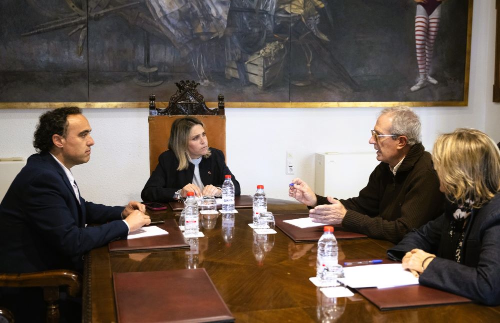 Marta Barrachina trasllada als veïns de Torre La Sal la seua ferm defensa del patrimoni litoral