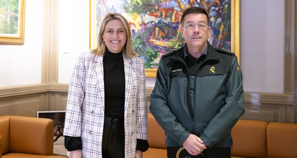 Marta Barrachina agraïx la labor d'Ángel Gil per enfortir la col·laboració entre la Diputació i la Guàrdia Civil