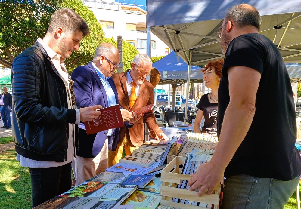 Benicarló celebra el Dia del Llibre amb literatura, roses i compromís social