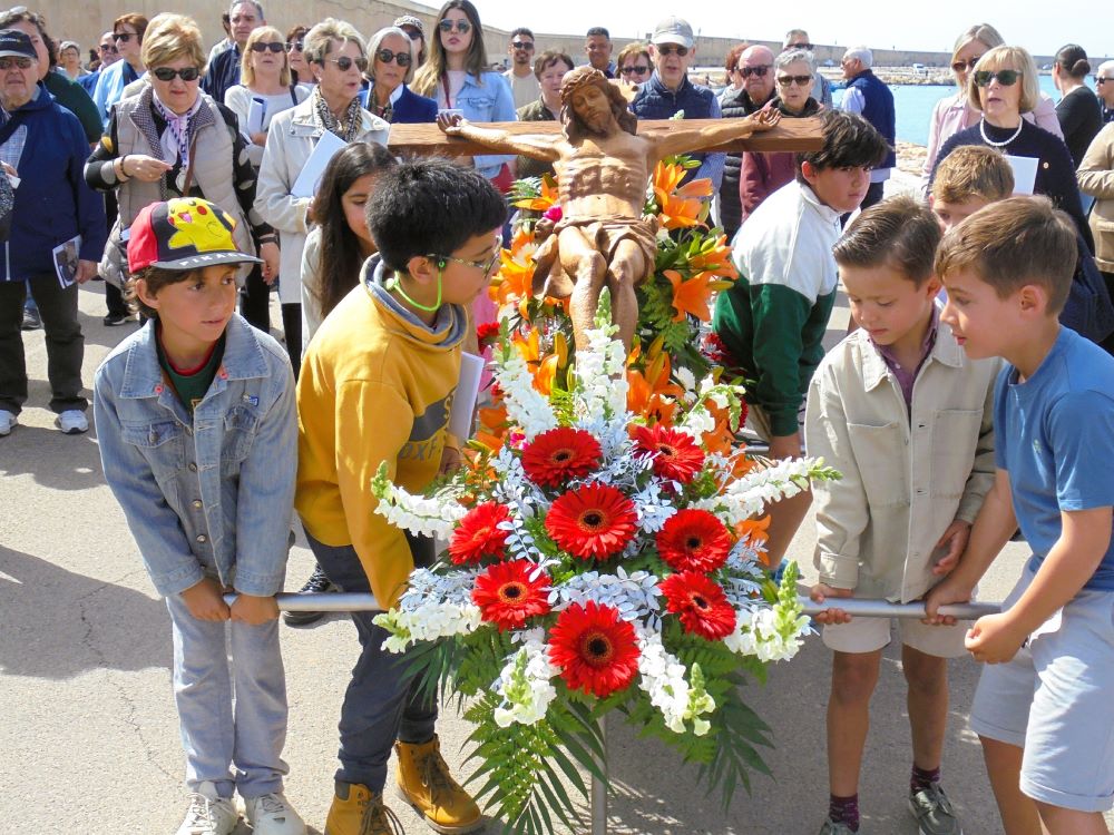 Tradicional Viacrucis al port de Vinaròs en la seua 41 edició