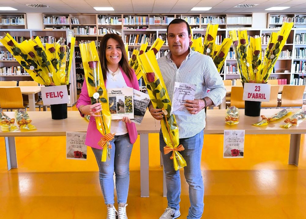 Peníscola celebra el Dia del Llibre amb l'entrega de roses roges als qui participen en les activitats a la Biblioteca