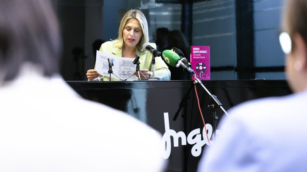 Marta Barrachina se suma al Dia del Llibre i obri la lectura continuada de «El Otoño del Patriarca»