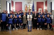 La presidenta de les Corts rep al Servigroup Peníscola, campió de la Copa d'Espanya de Futbol Sala