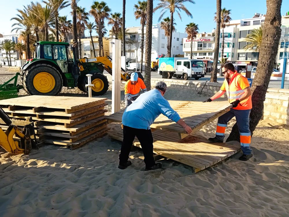 Peníscola prepara la platja per a Setmana Santa