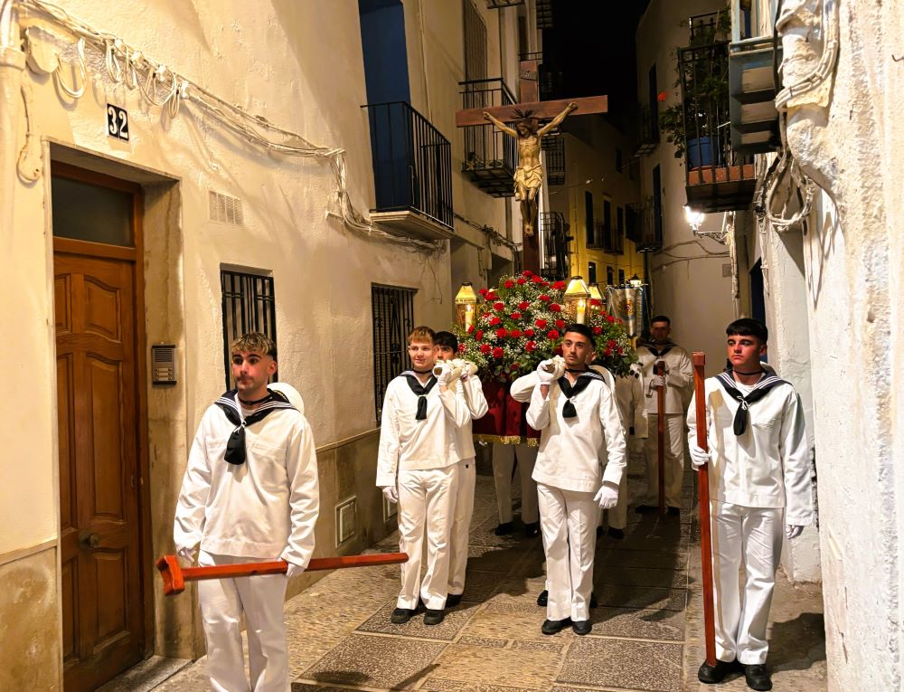 Peníscola viu la processó del Dijous Sant pels carrers empedrats de la seua ciutadella
