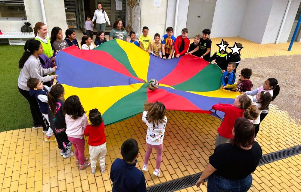 Prop de 40 xiquets i xiquetes gaudixen de l'Escola de Pasqua en Santa Magdalena