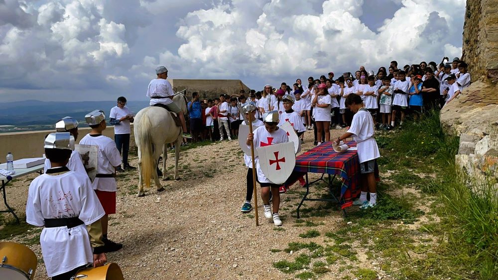 158 escolars d'Alcalà-Alcossebre recreen la rendició del castell de Xivert