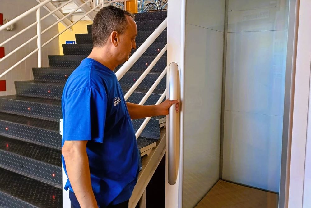 El Pavelló de Benicarló compta amb un nou ascensor que garantix l’accessibilitat