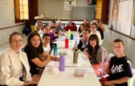 Els alumnes del CRA Araboga de Canet lo Roig intercanvien records amb els usuaris de la UdR