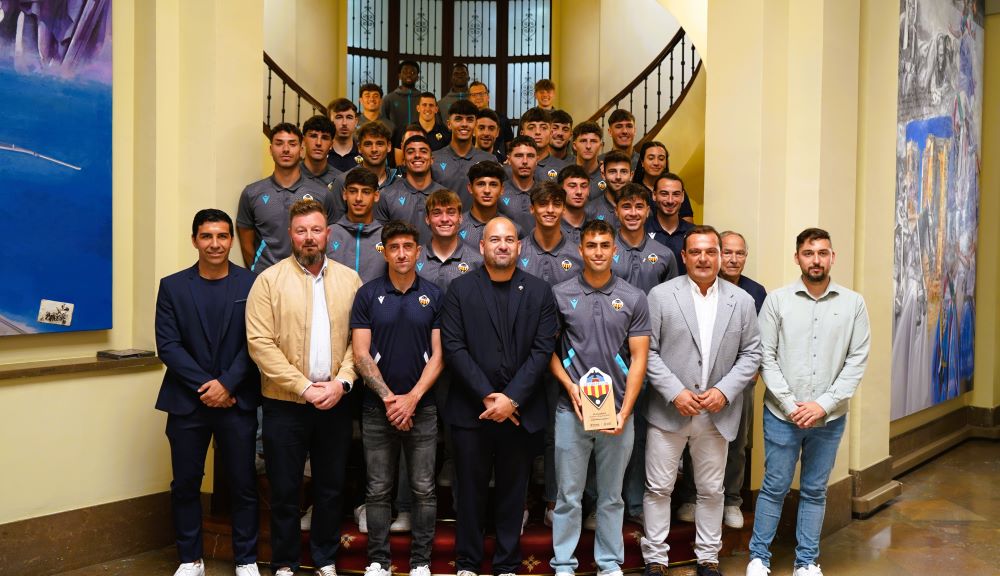 La Diputació rep als jugadors del CD Castellón B després del seu ascens a Segona RFEF