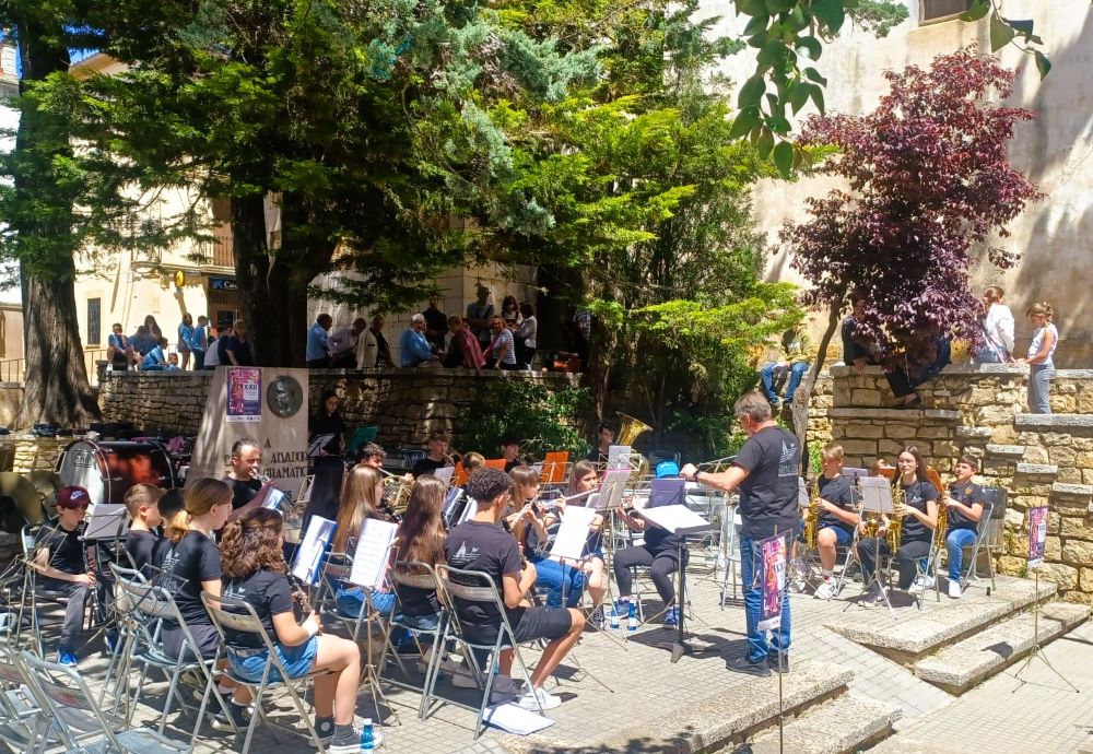 La música de banda juvenil unix pobles i emociona a Benassal