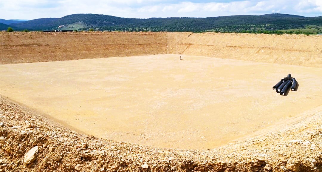 Ares construïx una nova bassa per a garantir el subministrament d'aigua al bestiar tot l'any