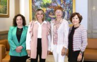 Marta Barrachina rep a Maira Barrieras com a nova presidenta de l'AECC