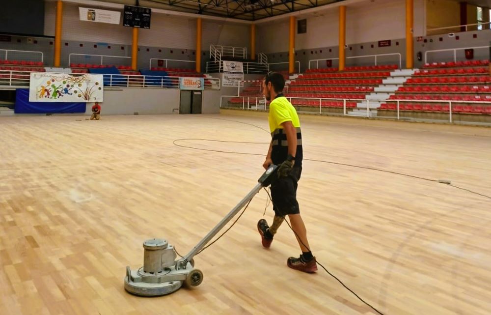 El Poliesportiu de Benicarló es prepara per a la nova temporada amb treballs de manteniment del parquet