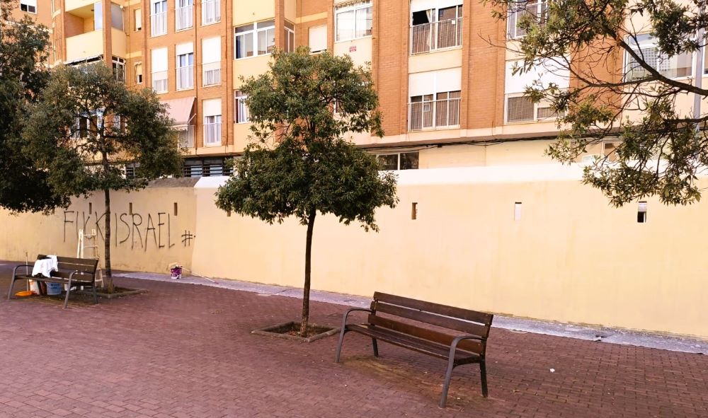 La Regidoria d'Obres i Serveis de Vinaròs neteja les pintades de la muralla