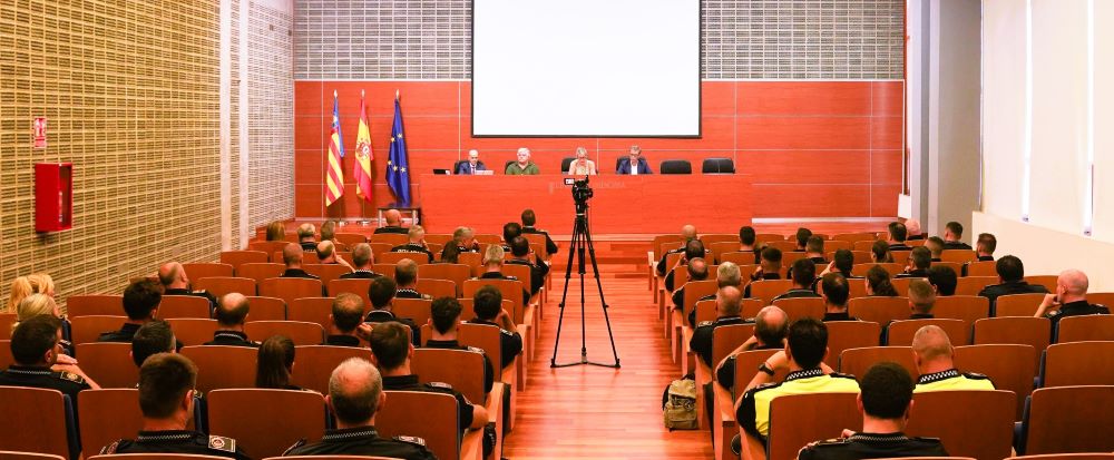 La Policia Local es forma davant delictes d'usurpació il·legal de vivenda i violació de domicili
