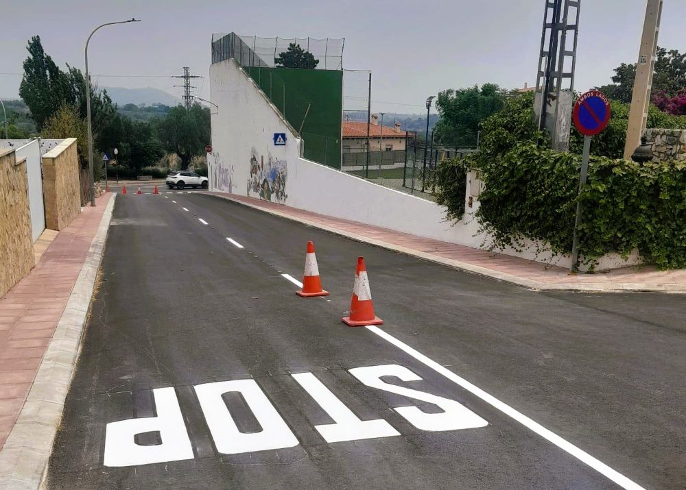 Finalitzen les obres de millora de l’entorn del poliesportiu municipal de Càlig