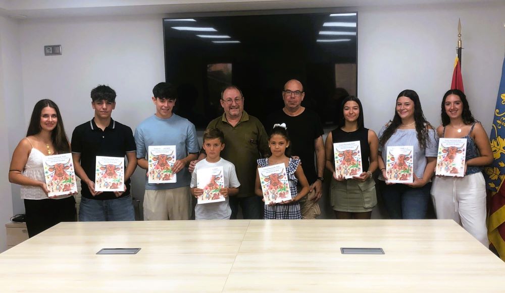 Santa Magdalena repartix els llibres de les Festes Patronals