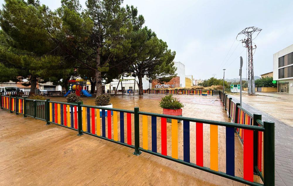 L’Ajuntament de Càlig millora la seguretat del parc infantil de la plaça del País Valencià