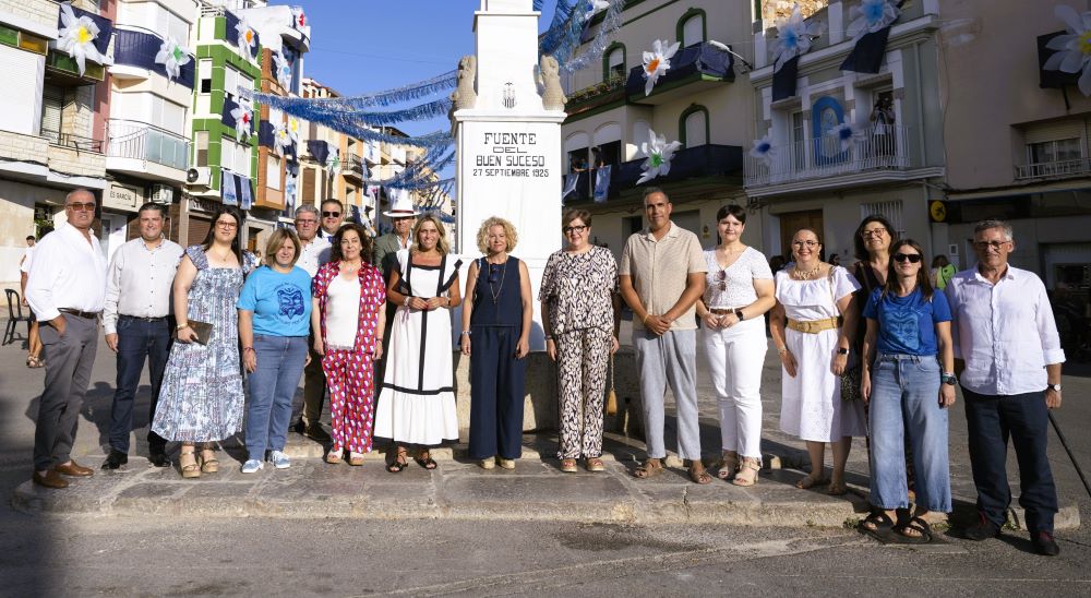 Marta Barrachina compartix al costat dels veïns de Cabanes les Festes de l'Aigua