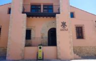 L'escut i l'indicatiu de l'Ajuntament de Castellfort ja estan en la façana de l'edifici consistorial