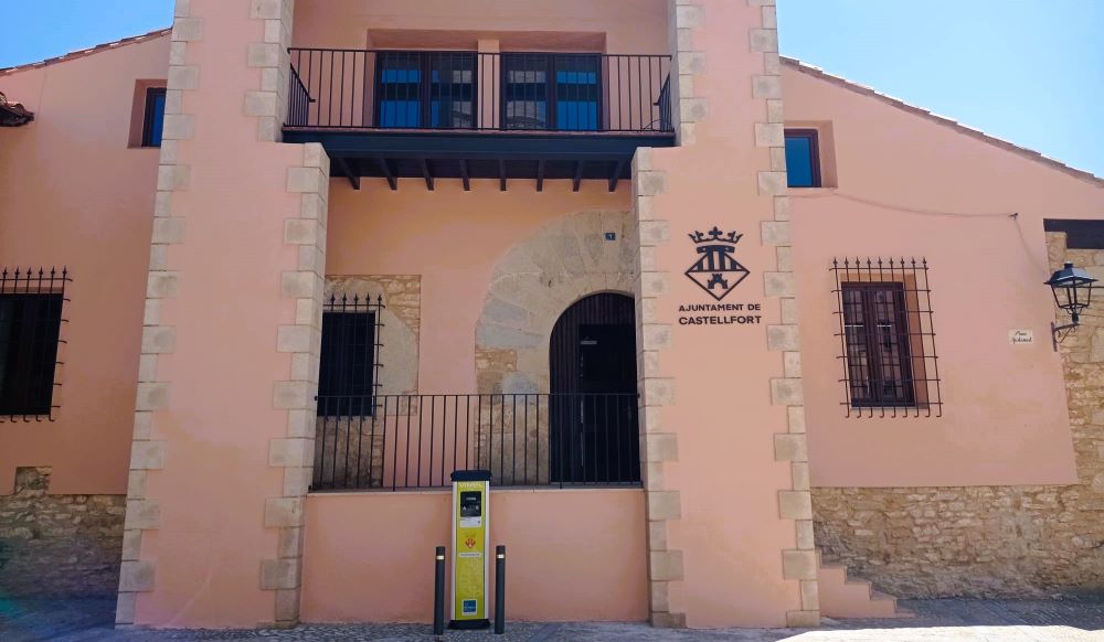 L'escut i l'indicatiu de l'Ajuntament de Castellfort ja estan en la façana de l'edifici consistorial