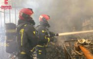 Un reten vigilarà durant la nit possibles conats de l'incendi industrial de Vinaròs