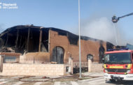 El Consorci de Bombers treballa en les tasques d'extinció d'un incendi industrial a Vinaròs