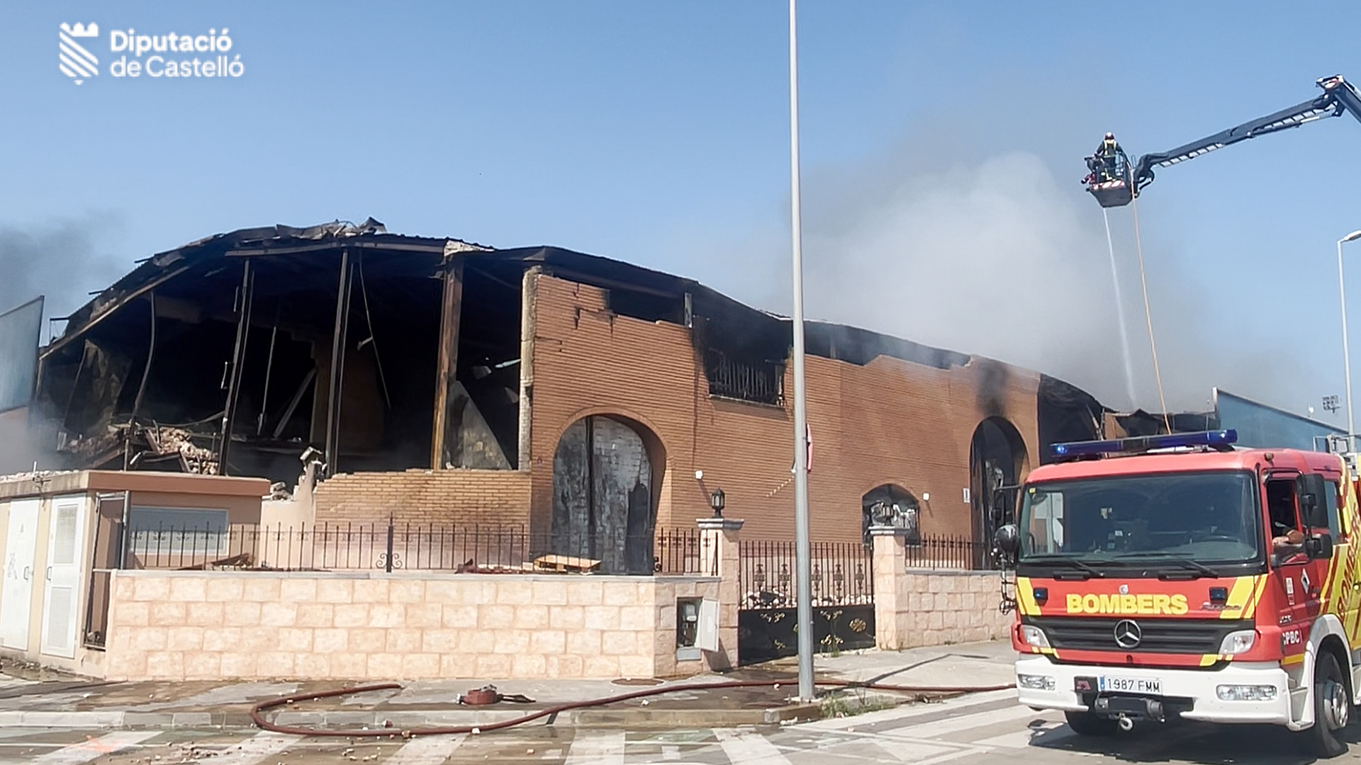 El Consorci de Bombers treballa en les tasques d'extinció d'un incendi industrial a Vinaròs