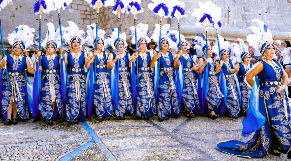 L’Associació de Moros i Cristians de Peníscola celebra 40 anys amb una exposició a l’aire lliure
