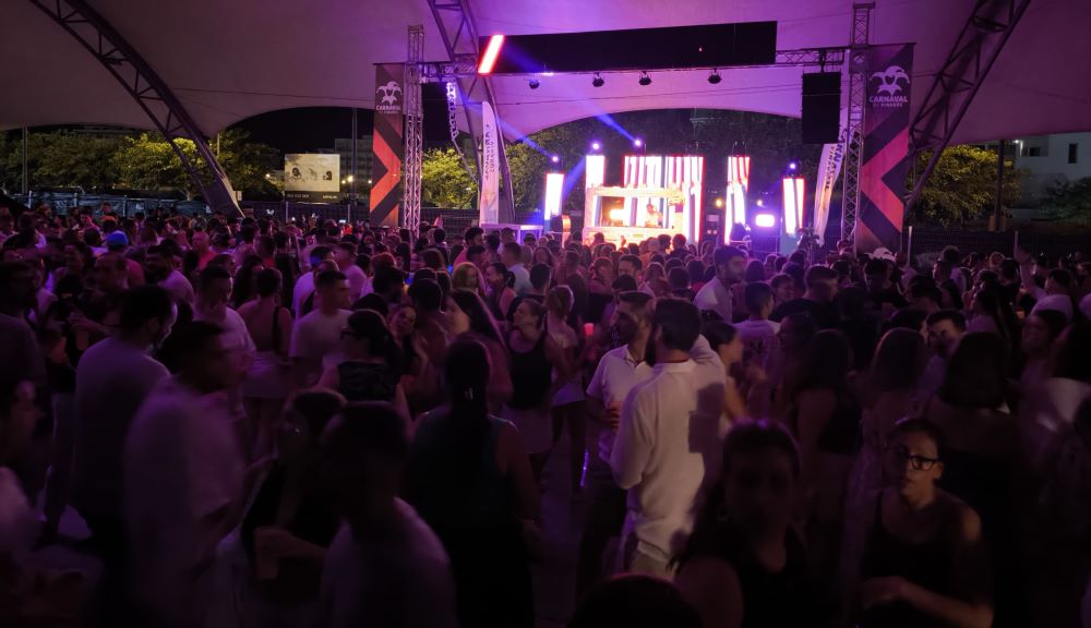 Vinaròs brilla a ritme de Carnaval amb la Gala de Reines i Reis d’Estiu