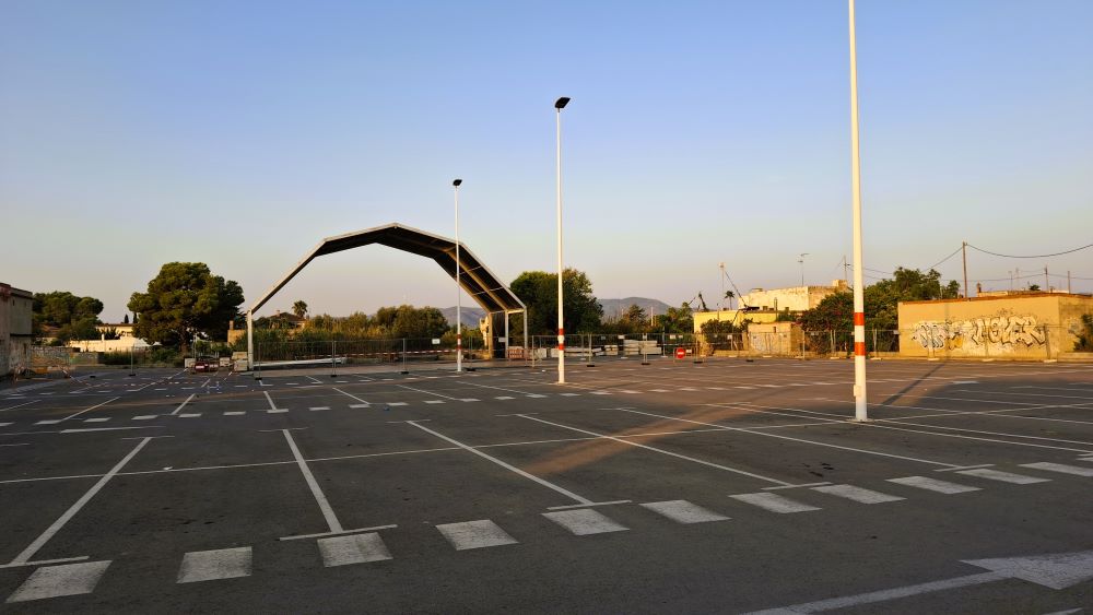 Comença el muntatge de la carpa de Festes de Benicarló en el nou emplaçament