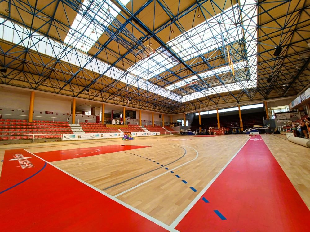 El Pavelló Poliesportiu de Benicarló lluïx parquet renovat