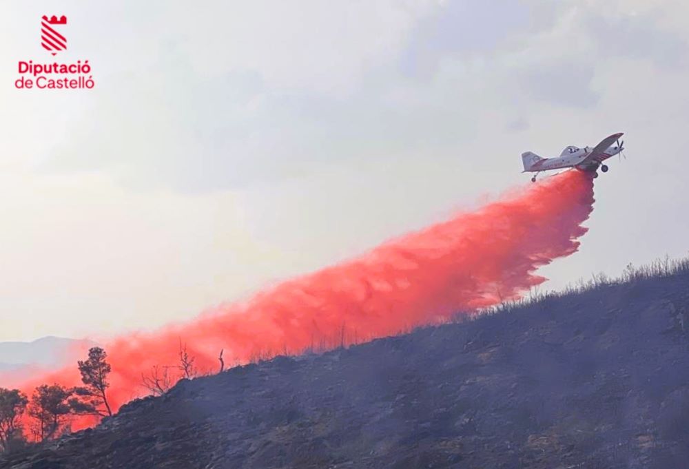 Els bombers treballen en l'extinció d'un incendi a Artana