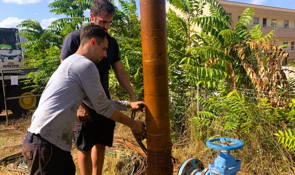 Santa Magdalena repara la bomba d'extracció i canonada del pou de la Canonja