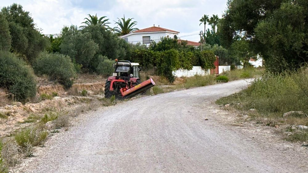 L'Ajuntament de Vinaròs executa els treballs de neteja dels barrancs i rieres