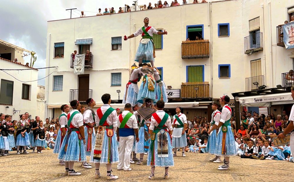 La pluja no deslluïx la celebració de la Nativitat de la Verge a Peníscola