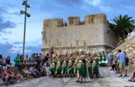 Les desfilades de l'Associació Cultural Moros i Cristians de Peníscola culminen els actes del 40 aniversari
