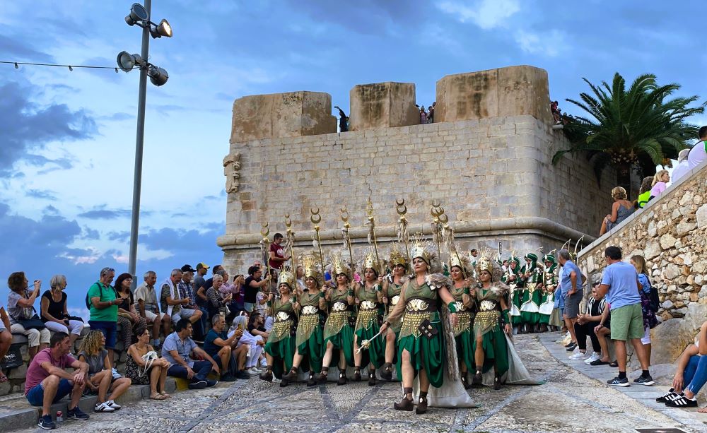 Les desfilades de l'Associació Cultural Moros i Cristians de Peníscola culminen els actes del 40 aniversari