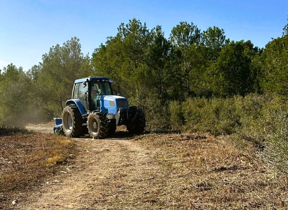 Tírig reforça amb treballs de desbrossament i millora de camins la seguretat del terme municipal