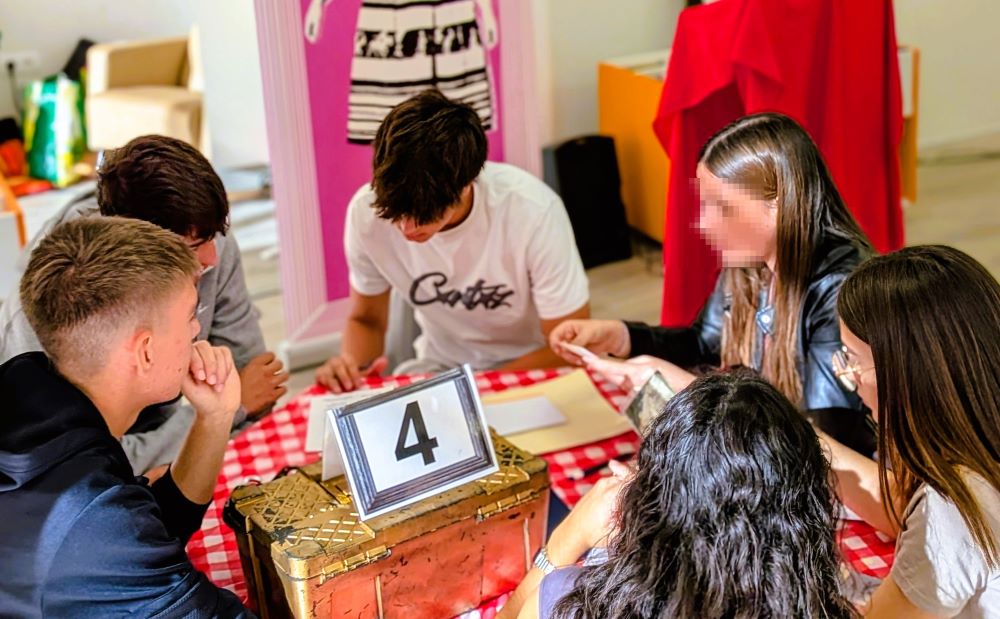 L’alumnat de 2n de Batxillerat descobrix a Maria Beneyto a través d'un escape literari immersiu