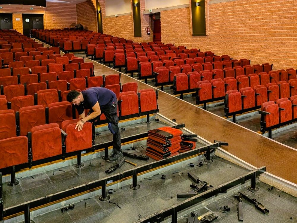 Comencen els treballs de renovació de les butaques de l’Auditori de Benicarló